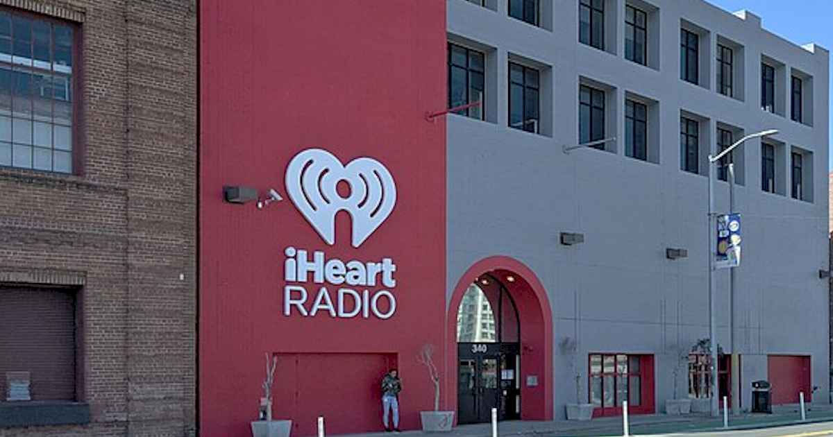 iHeartMedia e TikTok ampliam parceria para podcasts e rádio