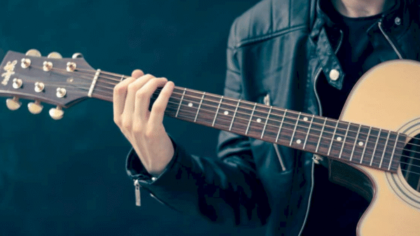 Quais serviços oferecem gestão de direitos autorais para compositores no Brasil?