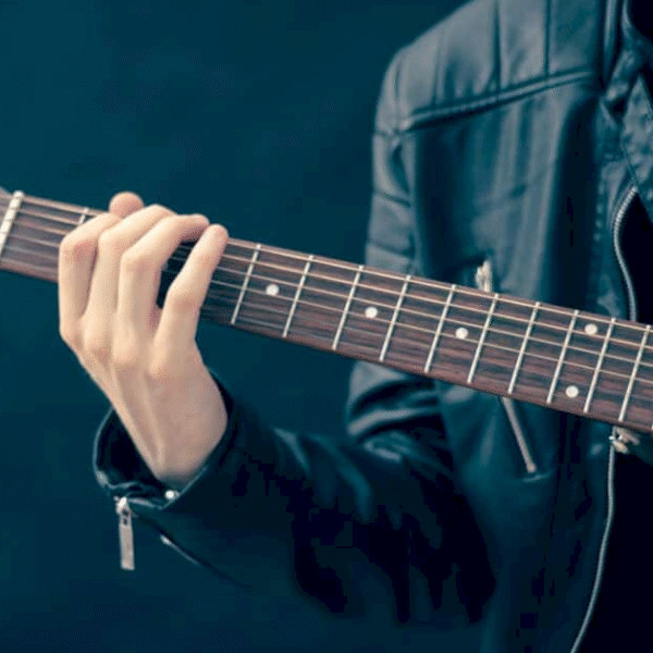 Quais serviços oferecem gestão de direitos autorais para compositores no Brasil?