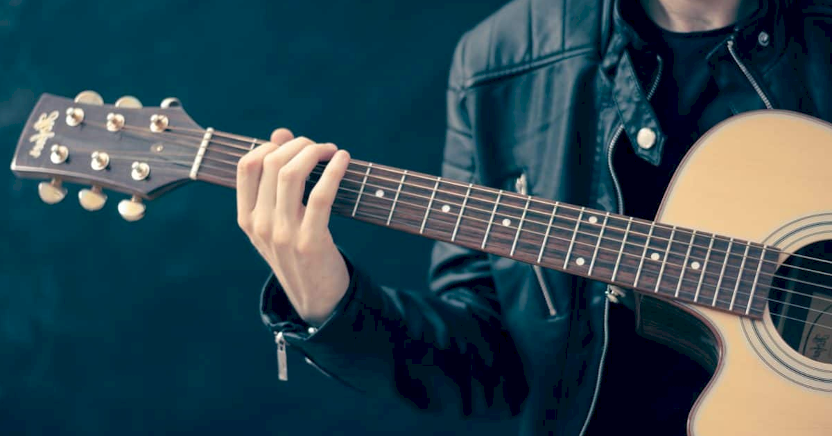 Quais serviços oferecem gestão de direitos autorais para compositores no Brasil?